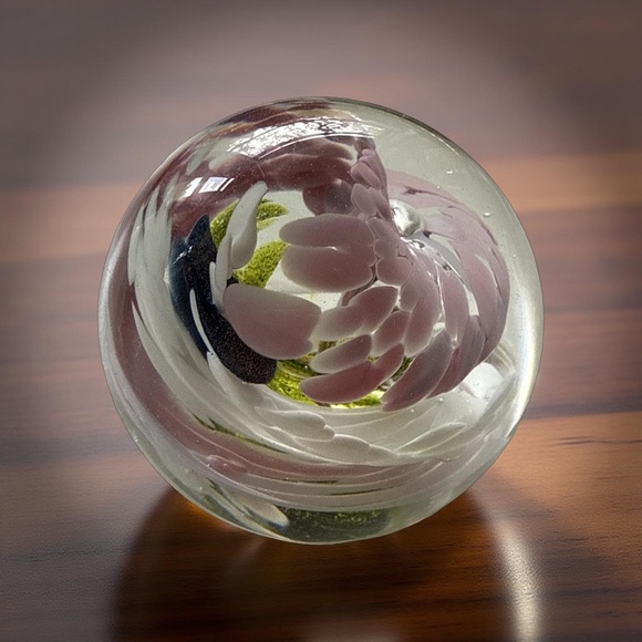 GLASS PAPERWEIGHT 🔮 - Picture 2 of 8